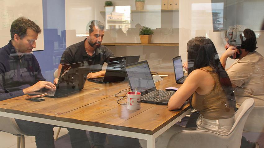 Equipo de Emergya trabajando en grupo